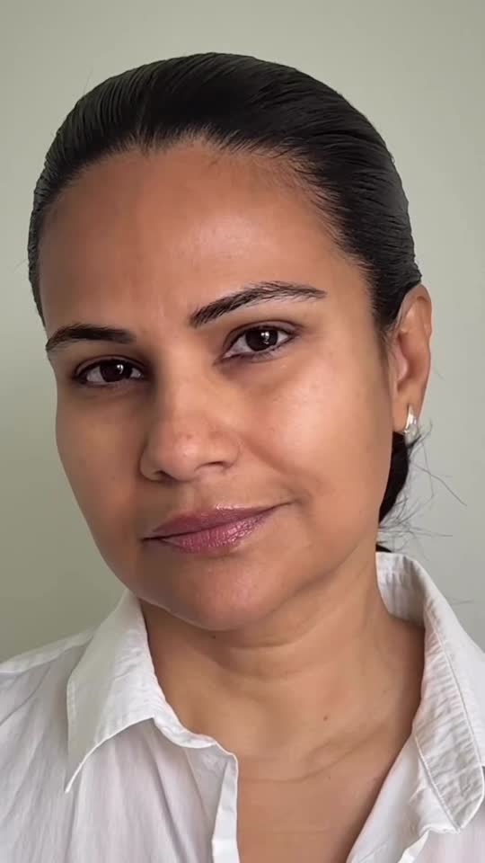 “As a woman in my 40s, I’ve been more focused on finding products that nourish and support my skin barrier.” Shalini uses Rich Barrier Cream in her daily routine for a healthy glow. #versedskin #barriercream #skinbarrier #matureskin #matureskincare 
