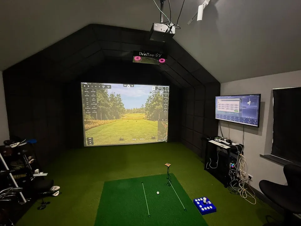 What do you think of this GolfBays supplied client built @proteeunited VX sim room? 

We can provide everything you need to build your own dream simulator ⛳️ 

#golf #golfsim #golfsimulator #proteevx