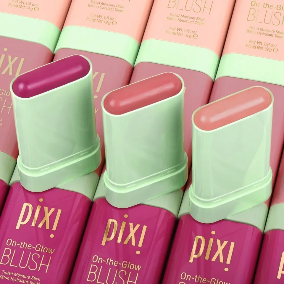 Three New Shades, Endless Ways to Glow 💕

On-the-Glow BLUSH now introduces Mauve, Chantilly and Cassis, fresh shades designed to deliver effortless, lit-from-within colour. This hydrating, botanically based balm blends seamlessly onto cheeks and lips, creating a smooth, personalized flush in seconds.

💚 Aloe Vera: helps soothe and maintain hydration
💚 Panax Ginseng: helps energize and enhance natural radiance
💚 Fruit Extracts: helps nourish and support smooth, even application

Meet the new shades:
🍇 Cassis: rich berry
🌸 Mauve: soft rose
🧡 Chantilly: fresh nude-pink

Buildable, blendable and made to move with you.

From early mornings to late evenings, which new shade is part of your day? 💚✨👇

#PixiBeauty #OnTheGlowBlush #PixiGlow #BlushCrush #GlowYourWay