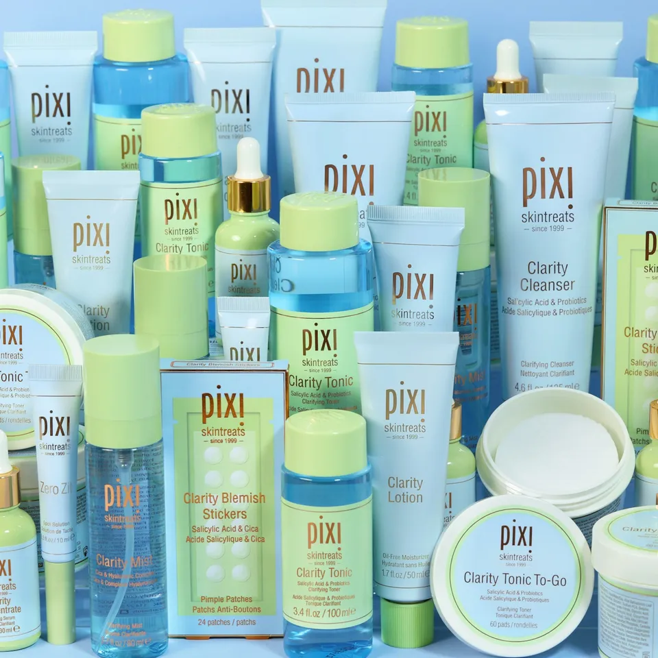 New Day, New Clarity. 💙✨

The Clarity Collection is designed to visibly refine while maintaining balance. Each formula targets congestion without compromising comfort.

Core essentials include Clarity Cleanser, Clarity Tonic, Clarity Lotion and Clarity Concentrate, supported by Zero Zit for fast action and Blemish Stickers, Clarity Mist and Tonic To-Go for precise, on-the-go control.

Salicylic Acid clarifies and smooths. Lactic and Glycolic Acids gently resurface. Cica, Aloe Vera and Probiotics help calm and support healthy-looking skin.

Targeted actives. Barrier-aware balance. Consistent clarity.

Is this your pre-meeting skin reset or your post-workout recovery step? 💙✨

#PixiBeauty #ClearSkin #ClarityCollection #PixiGlow #Skincare