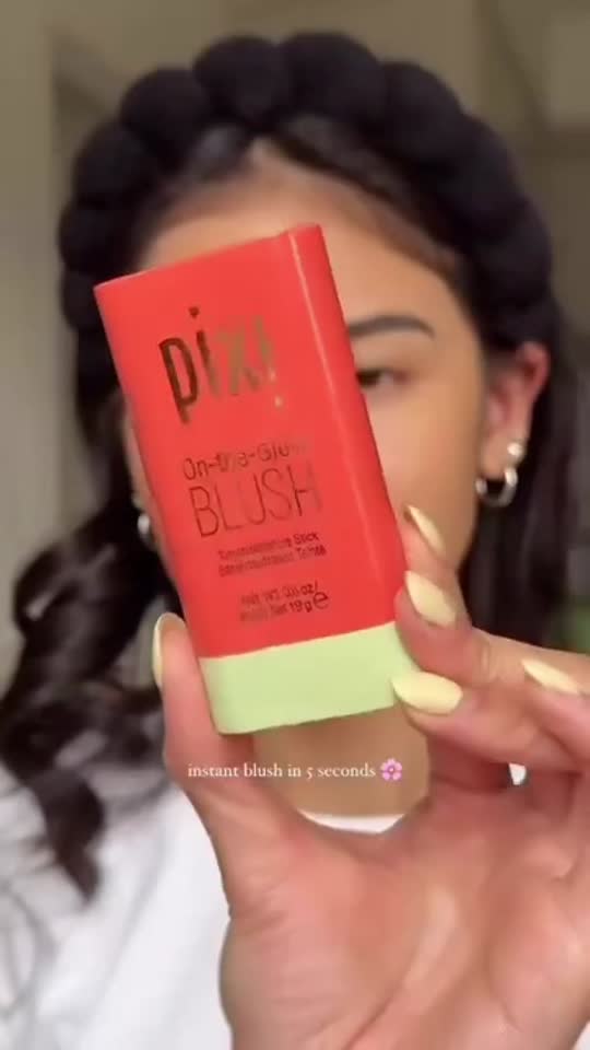 Spring’s fresh-squeezed flush has arrived 🍑 As seen on the @todayshow: On-the-Glow BLUSH in Juicy.

A soft touch of peachy coral, in a hydrating balm for lips and cheeks, with a buildable formula that blends seamlessly for a naturally fresh, dewy Glow.

✨ Antioxidant-rich, skin-loving balm
✨ Multitasking wash of warm coral colour
✨ Buildable, blendable finish for lips and cheeks

With Panax Ginseng to energize, Aloe Vera to comfort, and Fruit Extracts to hydrate, it enhances skin with a light, effortless touch.
 
Twist, swipe and Glow, wherever you go.

Save for your next soft-flush moment 💚

📸: @kiarabasa 

#PixiBeauty #CreamBlush #OntheGlowBLUSH #TodayShow #GlowyMakeup