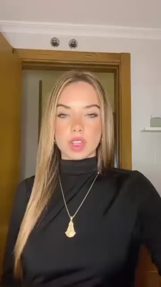 La bellísima @__.gabriii.__00 luciendo nuestro collar Virgen Del Rocío 💖 Gracias @rbk.__00 🫶🏽✨✨