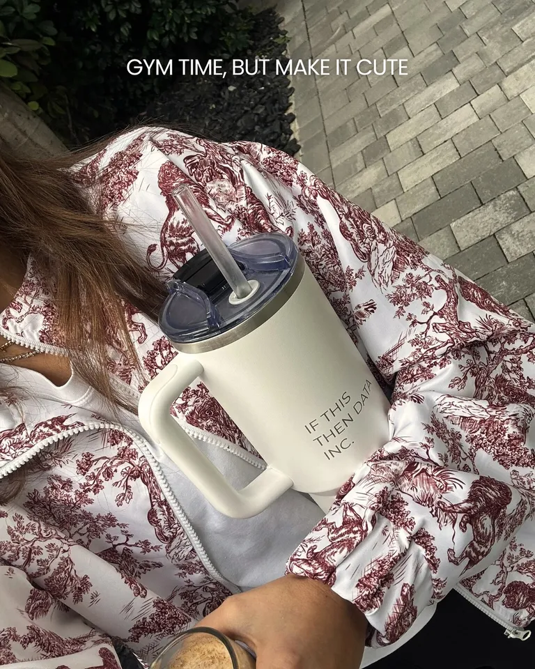 POPUPS: The perfect match for your day.
From morning coffee runs to dinner plans — our bags are made to match every version of your day (and your style).
Lightweight, washable, and effortlessly chic — because looking good should never be complicated.

☕💼🌇