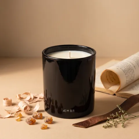 『新品』YOBEK CANISTER CANDLE Bibliotek Scented Candle – Leather, Wood & Brandy | AEMBR