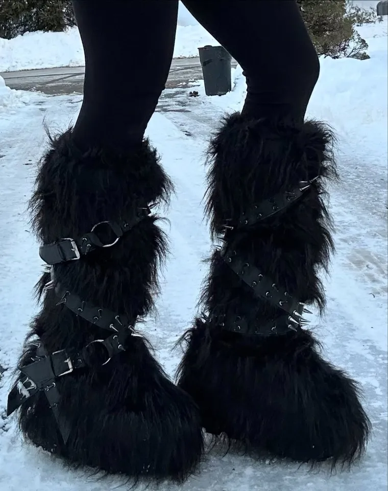 dollskill 黒いファーブーツ Widow Faux Fur Spiked Vegan Leather Boots - Black – Dolls Kill