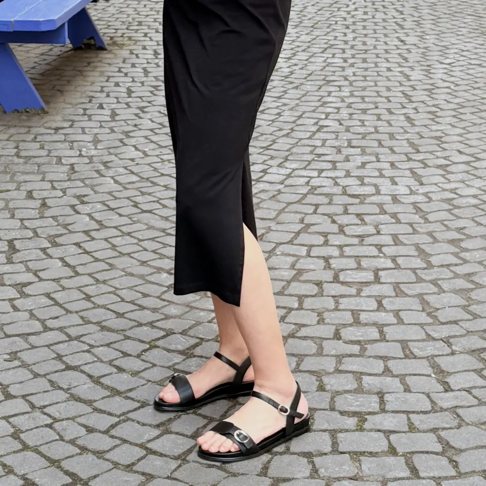 メグリン　BRENTA BLACK FLAT SANDAL 38 ブラック Bree Black Women's Flat Sandal | FRANKIE4